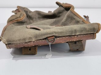 1.Weltkrieg Tornister , Kammerstück datiert 1917, getragen, zum Teil mit alten Raparaturstellen