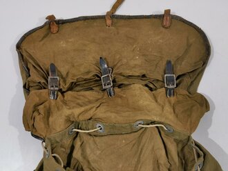 Rucksack Wehrmacht für Angehörige der Gebirgstruppe, datiert 1943. Gebraucht mit etlichen Farbspritzern