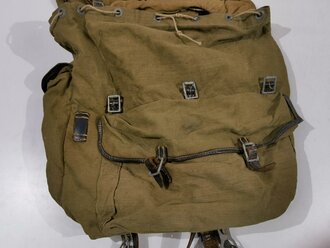 Rucksack Wehrmacht für Angehörige der Gebirgstruppe, datiert 1943. Gebraucht mit etlichen Farbspritzern