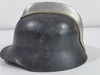 Feuerwehr III.Reich, Stahlhelm mit Kamm, wohl nach dem Krieg schwarz überlackiert. Das Gummipolster ist ausgehärtet und hat sich aufgelöst.