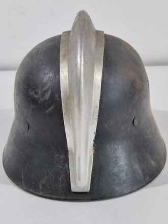 Feuerwehr III.Reich, Stahlhelm mit Kamm, wohl nach dem Krieg schwarz überlackiert. Das Gummipolster ist ausgehärtet und hat sich aufgelöst.