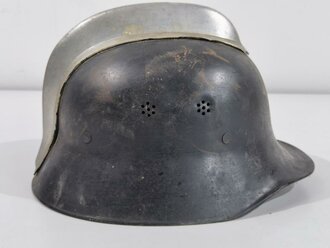 Feuerwehr III.Reich, Stahlhelm mit Kamm, wohl nach dem Krieg schwarz überlackiert. Das Gummipolster ist ausgehärtet und hat sich aufgelöst.