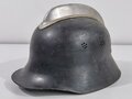 Feuerwehr III.Reich, Stahlhelm mit Kamm, wohl nach dem Krieg schwarz überlackiert. Das Gummipolster ist ausgehärtet und hat sich aufgelöst.