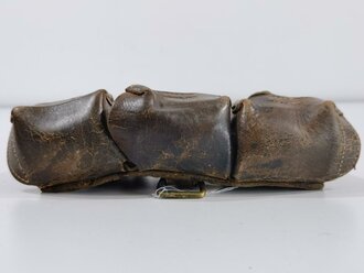 1.Weltkrieg, Patronentasche für Gewehr 98, ungeschwärztes Leder, datiert 1915. Leder weich, durch ausstopfen mit Papier optisch leicht zu verbessern