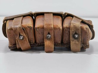 1.Weltkrieg, Patronentasche für Gewehr 98, ungeschwärztes Leder, datiert 1915. Leder weich, durch ausstopfen mit Papier optisch leicht zu verbessern. Diverse Farbflecken