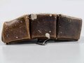 1.Weltkrieg, Patronentasche für Gewehr 98, ungeschwärztes Leder, datiert 1915. Leder weich, durch ausstopfen mit Papier optisch leicht zu verbessern. Diverse Farbflecken