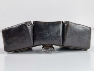 1.Weltkrieg/ Reichswehr, Patronentasche für Gewehr 98, geschwärztes Leder, datiert 1915. Leder weich, einweiterer Kammerstempel von 1923