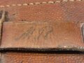 1.Weltkrieg/ Reichswehr, Patronentasche für Gewehr 98, geschwärztes Leder, datiert 1915. Leder weich, einweiterer Kammerstempel von 1923
