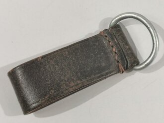 Aufschiebeschlaufe  Wehrmacht , frühes, ungeschwärztes Stück mit Aluminiumbeschlag,  wurde benutzt um z.B. die Feldflasche ans Koppel zu hängen