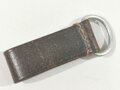 Aufschiebeschlaufe  Wehrmacht , frühes, ungeschwärztes Stück mit Aluminiumbeschlag,  wurde benutzt um z.B. die Feldflasche ans Koppel zu hängen