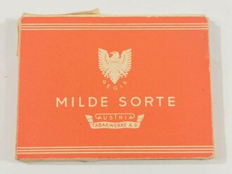 Pack "Milde Sorte" Zigaretten, ungeöffnet, Steuerbanderole mit Hakenkreuz