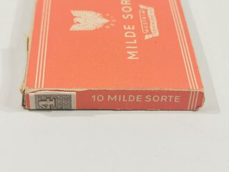 Pack "Milde Sorte" Zigaretten, ungeöffnet, Steuerbanderole mit Hakenkreuz