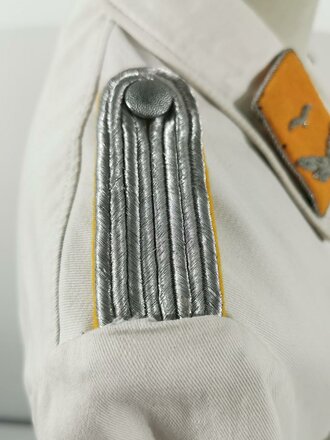 Luftwaffe, weisse Sommerfeldbluse für einen Offizier des fliegenden Personal. Die Schulterklappen mit Steg, die Kragenspiegel mit Druckknöpfen, jeweils abnehmbar.