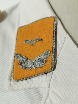 Luftwaffe, weisse Sommerfeldbluse für einen Offizier des fliegenden Personal. Die Schulterklappen mit Steg, die Kragenspiegel mit Druckknöpfen, jeweils abnehmbar.