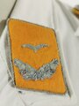 Luftwaffe, weisse Sommerfeldbluse für einen Offizier des fliegenden Personal. Die Schulterklappen mit Steg, die Kragenspiegel mit Druckknöpfen, jeweils abnehmbar.