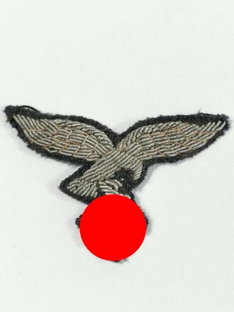 Luftwaffe, Schiffchenadler für Offiziere, handgestickte Ausführung, getragenes Stück. Gesamtbreite 55mm