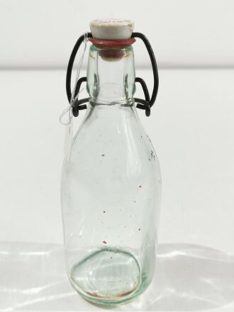 Luftwaffe, Glasflasche mit Bügelverschluss aus Porzellan, dieser markiert " Eigentum der Luftwaffe" Gesamthöhe 19cm