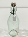 Luftwaffe, Glasflasche mit Bügelverschluss aus Porzellan, dieser markiert " Eigentum der Luftwaffe" Gesamthöhe 19cm