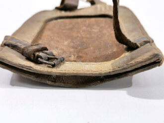 Tasche für den Spaten der Wehrmacht aus gelbem Ersatzmaterial. Getragenes Stück, ungereiniogt