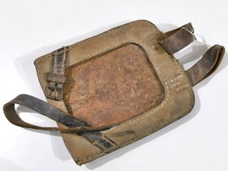 Tasche für den Spaten der Wehrmacht aus gelbem Ersatzmaterial. Getragenes Stück, ungereiniogt