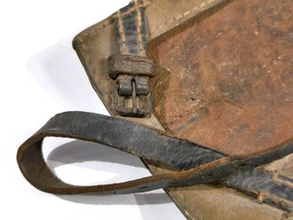 Tasche für den Spaten der Wehrmacht aus gelbem Ersatzmaterial. Getragenes Stück, ungereiniogt