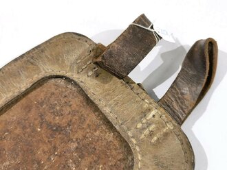 Tasche für den Spaten der Wehrmacht aus gelbem Ersatzmaterial. Getragenes Stück, ungereiniogt