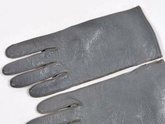 Luftwaffe, Paar Handschuhe für Offiziere aus blaugrauem, weichen Leder, wohl ungetragenes Paar, mit LBA Stempelung von 1943