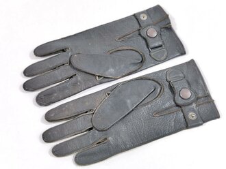 Luftwaffe, Paar Handschuhe für Offiziere aus blaugrauem, weichen Leder, wohl ungetragenes Paar, mit LBA Stempelung von 1943