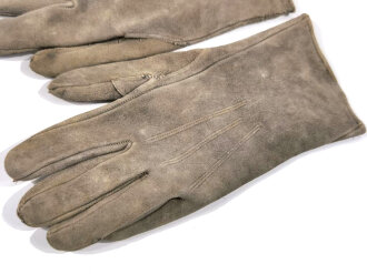 Paar  Handschuhe für Offiziere aus grauem Wildleder, stark getragenes Paar