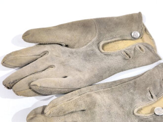 Paar  Handschuhe für Offiziere aus grauem Wildleder, stark getragenes Paar