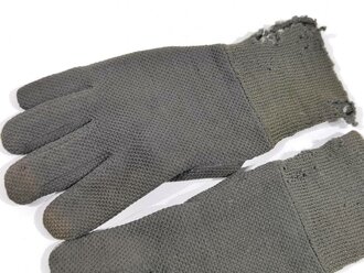 Paar Strickhandschuhe für Mannschaften und Unteroffiziere, graugrün mit 3 Grössenstreifen. Getragenes Paar