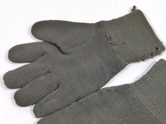 Paar Strickhandschuhe für Mannschaften und Unteroffiziere, graugrün mit 3 Grössenstreifen. Getragenes Paar