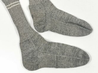 Paar Stricksocken für Mannschaften, graue Wolle mit zwei Größenstreifen, ungetragenes Paar