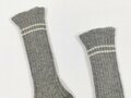 Paar Stricksocken für Mannschaften, graue Wolle mit zwei Größenstreifen, ungetragenes Paar