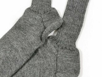 Paar Stricksocken für Mannschaften, graue Wolle mit drei Größenstreifen, ungetragenes Paar