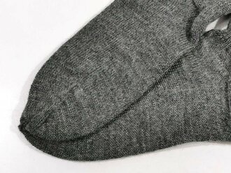 Paar Stricksocken für Mannschaften, graue Wolle mit drei Größenstreifen, ungetragenes Paar