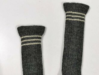 Paar Stricksocken für Mannschaften, graue Wolle mit drei Größenstreifen, ungetragenes Paar