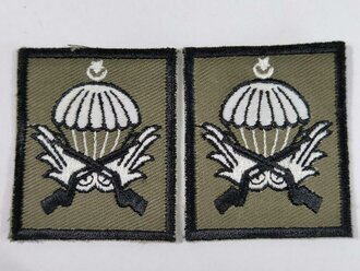 Frankreich nach 1945, Paar Kragenspiegel, Fallschirmjäger/Parachutiste, Infanterie, ca. 6 x 5 cm
