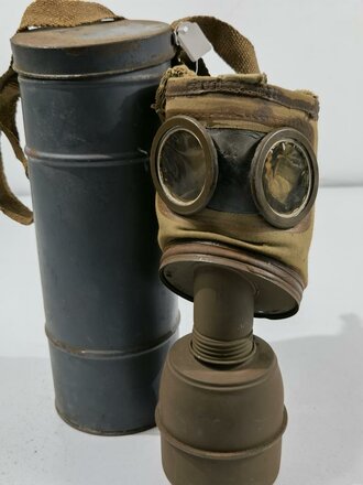Frankreich 2. Weltkrieg, Gasmaske mit Filter in Bereitschaftsbüchse mit Trageriemen, Originallack