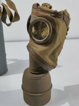 Frankreich 2. Weltkrieg, Gasmaske mit Filter in...