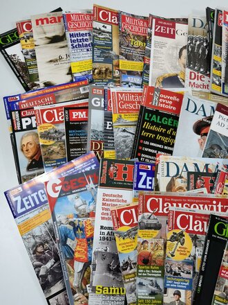 Etwa 60 Zeitungen zum Thema Militär, meist ungelesen