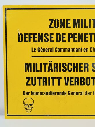 Verbotsschild "Zone Militaire Sensible - Defense De Penetrer- Danger De Mort", gez. der Kommandierende General der Französischen Kräfte in Deutschland, 70 x 40 cm, gebraucht