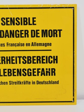 Verbotsschild "Zone Militaire Sensible - Defense De Penetrer- Danger De Mort", gez. der Kommandierende General der Französischen Kräfte in Deutschland, 70 x 40 cm, gebraucht