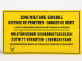 Verbotsschild "Zone Militaire Sensible - Defense De Penetrer- Danger De Mort", gez. der Kommandierende General der Französischen Kräfte in Deutschland, 70 x 40 cm, gebraucht