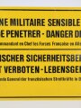 Verbotsschild "Zone Militaire Sensible - Defense De Penetrer- Danger De Mort", gez. der Kommandierende General der Französischen Kräfte in Deutschland, 70 x 40 cm, gebraucht