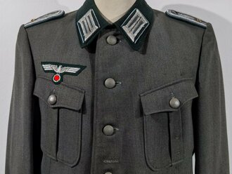 Feldbluse für einen Beamten des Heeres, Waffenfarbe hellblau. Eigentumstück aus italienischen Offizierstuch, die Effekten original vernäht