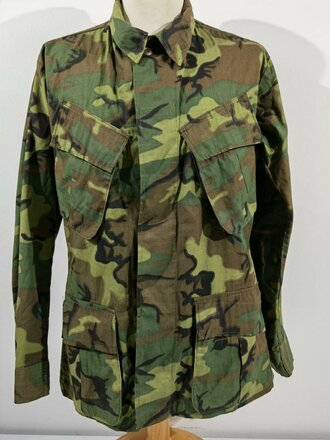 U.S. Coat Mans Combat, Tropical, ERDL, Ripstop, size Medium regular, dated 1968. Unused