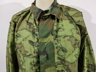 U.S. Coat Mans Combat, Tropical, ERDL, Ripstop, size Medium regular, dated 1968. Unused