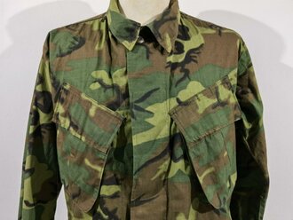 U.S. Coat Mans Combat, Tropical, ERDL, Ripstop, size Medium regular, dated 1968. Unused