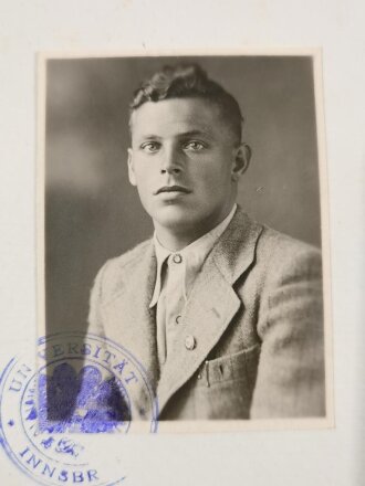 Anschluss Österreich, Konvolut, AV Vindelicia Innsbruck (ÖCV), Meldungsbuch eines Studenten der Universität Innsbruck, inkl. 7 kleinformatigen Fotografien, 5 Belegscheinen, Visitenkarte und Ahnennachweis, 1938